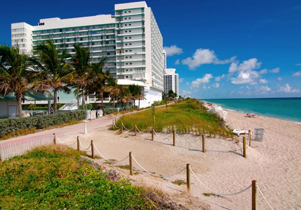 Deauville Beach Resort Miami Beach Exterior photo