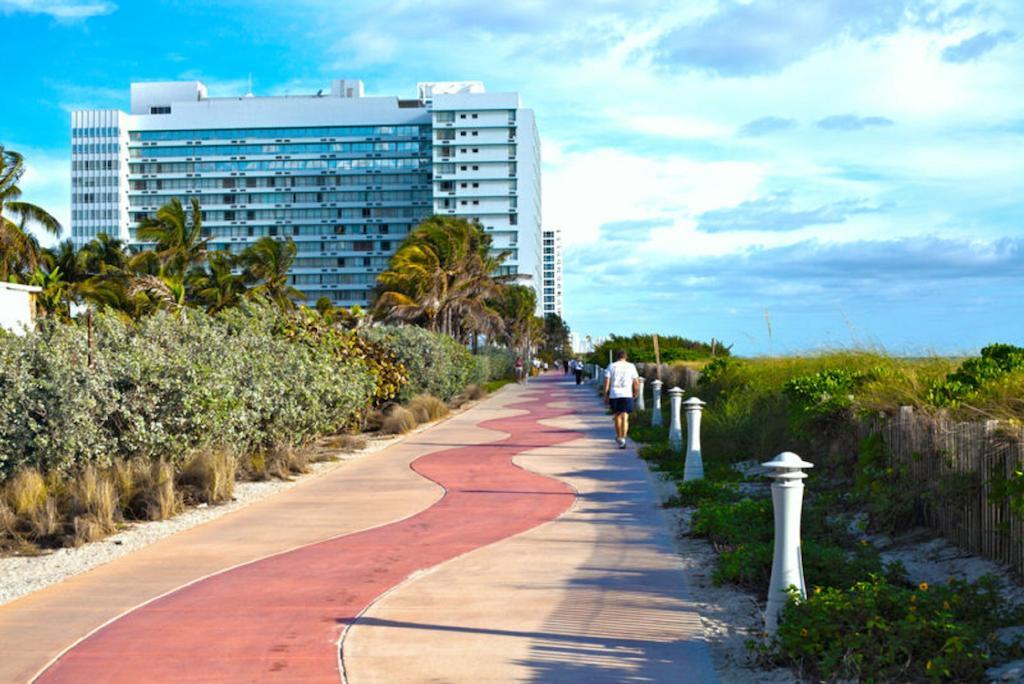 Deauville Beach Resort Miami Beach Exterior photo